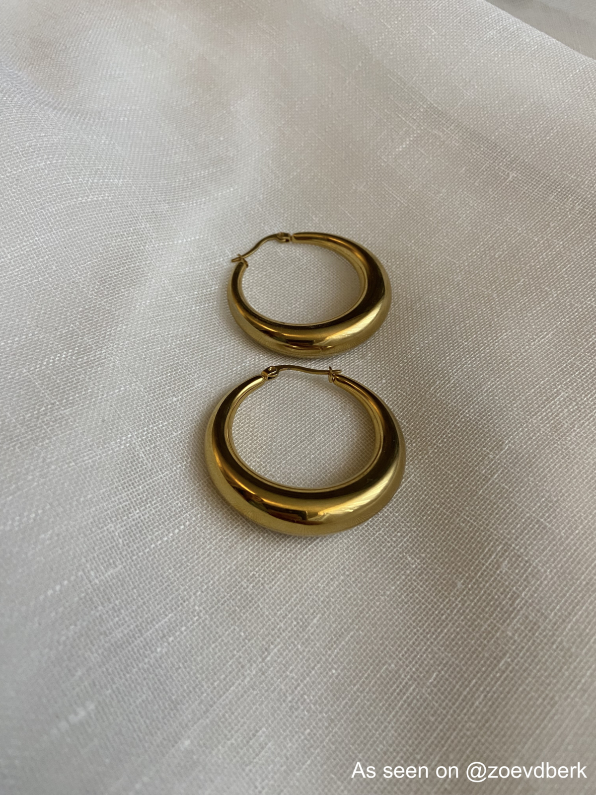 Influencer laat gouden statement hoops zien