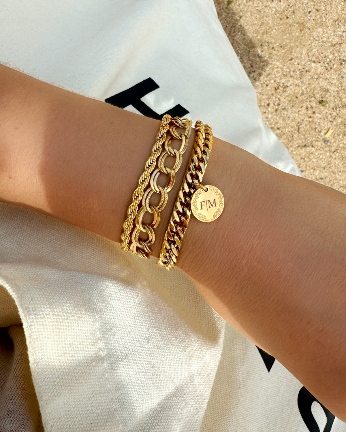 Zomerse armparty met gouden armbanden