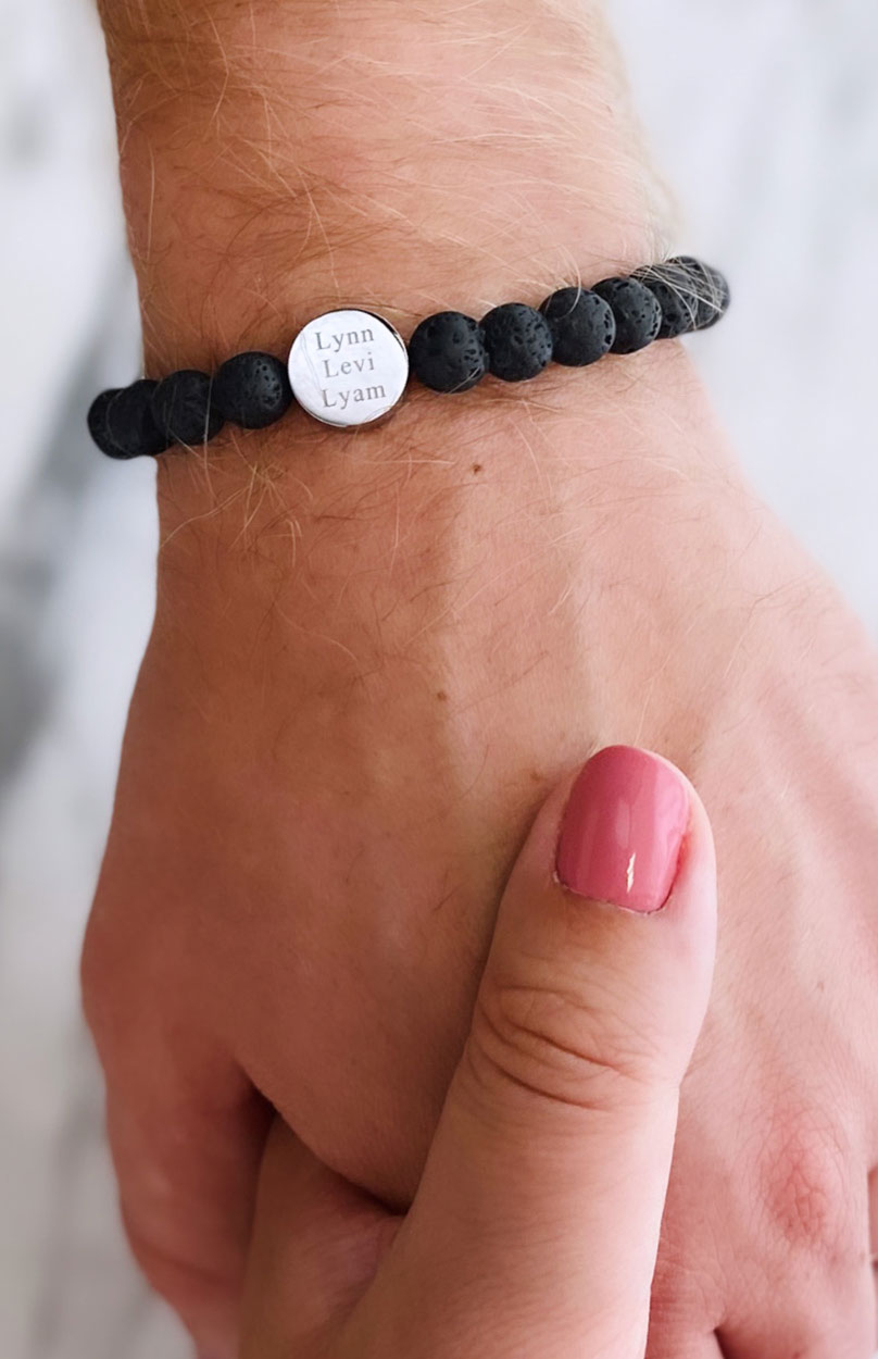 Man draagt mannen armband om pols