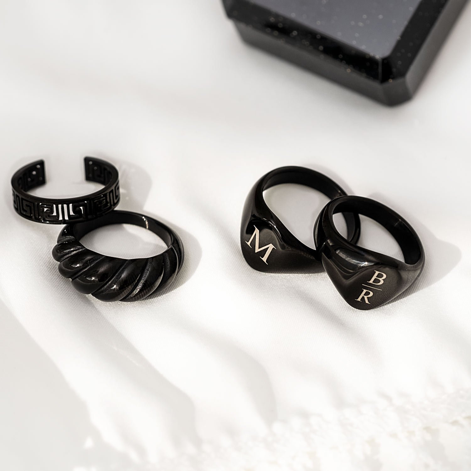 Mix van zwarte ringen op satijn