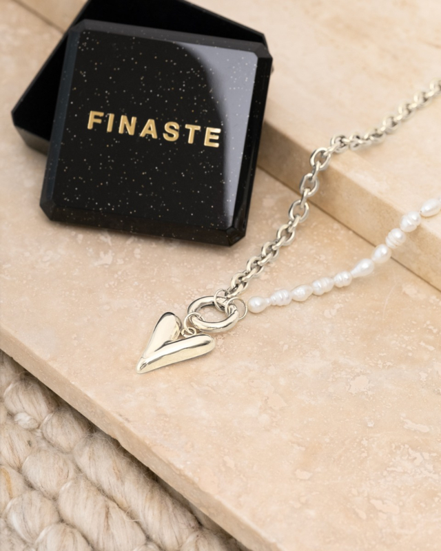 parel ketting chain en parels met zilveren hartje en sieradendoosje