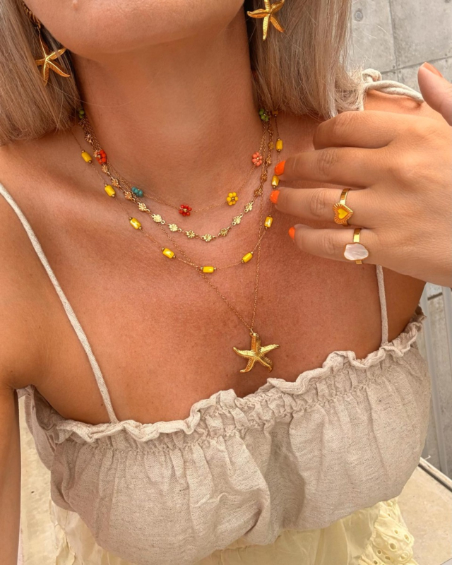 gouden ringen gecombineerd met gekleurde zomerse kettinkjes