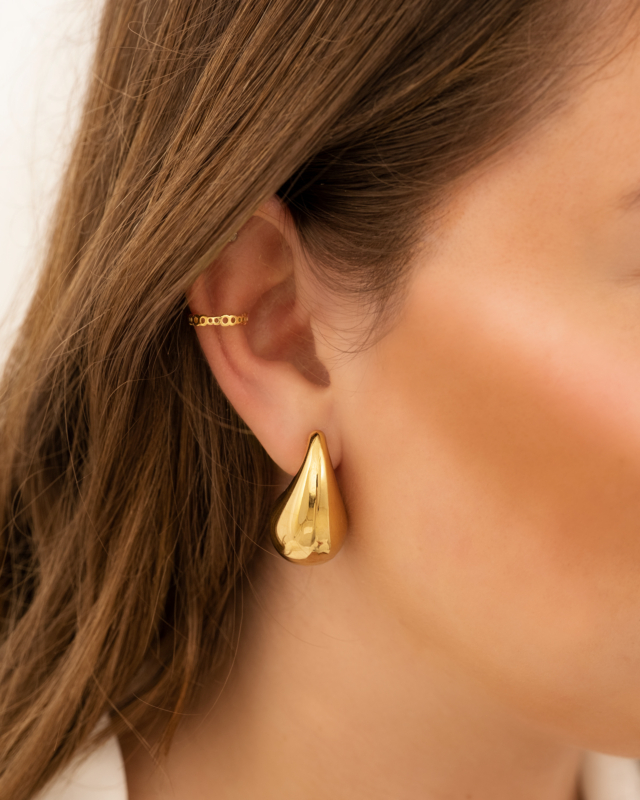Model draagt gouden ear cuff bubbles