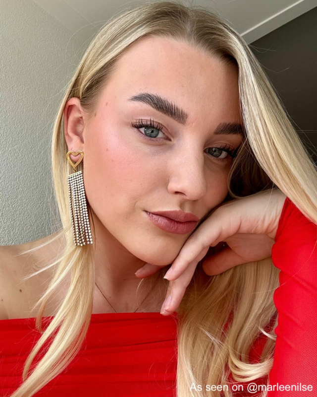 Influencer draagt gouden sieraden