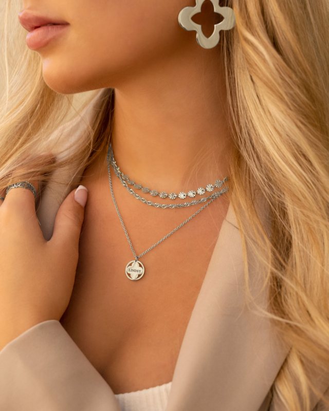 zilveren ketting met bloemtjes om hals model