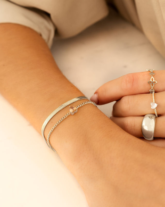 zilveren sieraden om hand