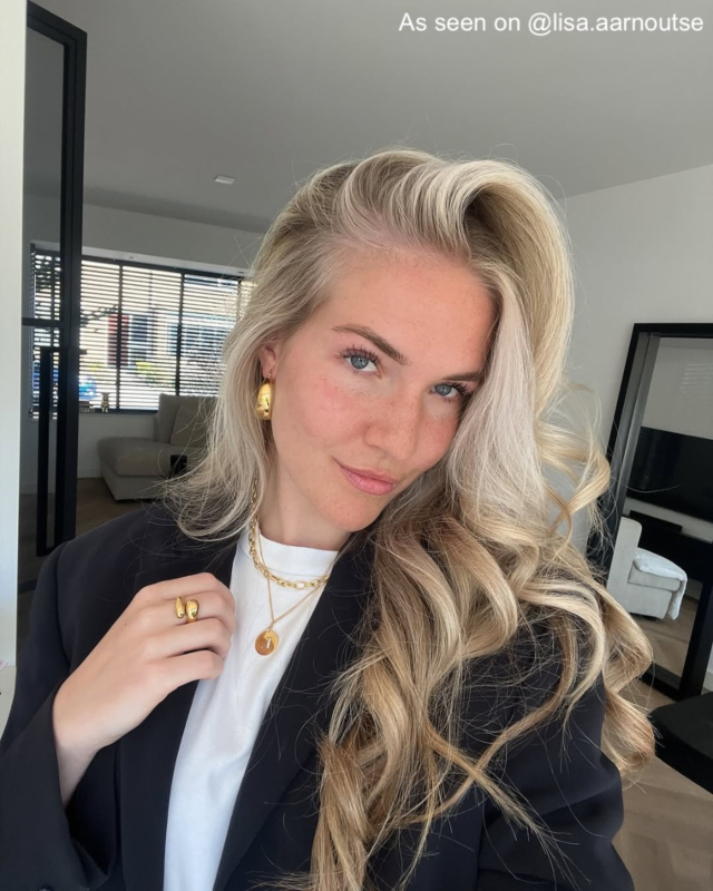 model met initial ketting van Finaste 