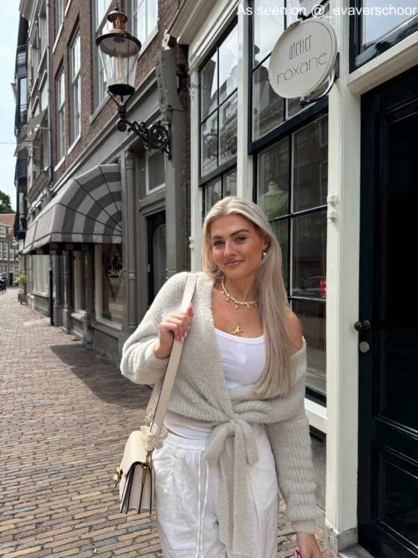 Influencer draagt Bedelketting met steentjes