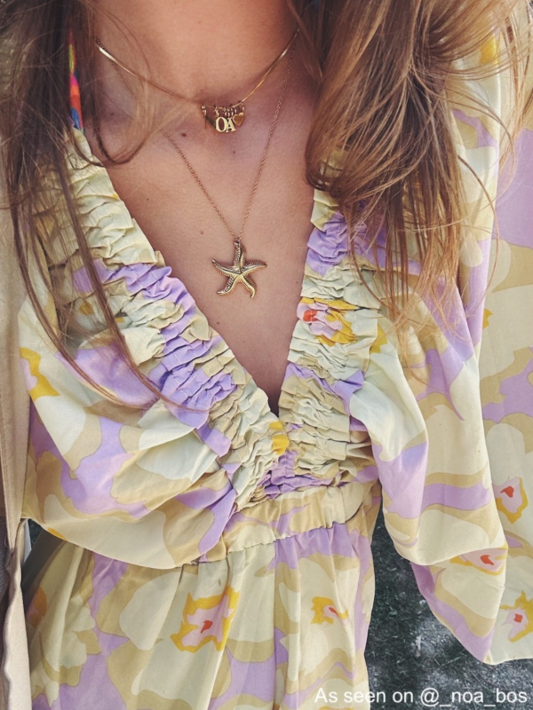 Influencer draagt gouden ketting