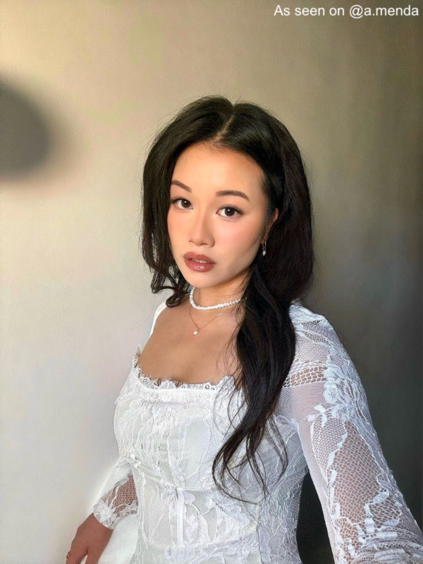 Gouden ketting met pareltje bij influencer