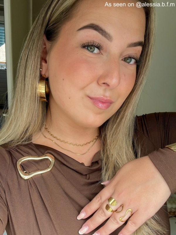 Influencer met gouden ring