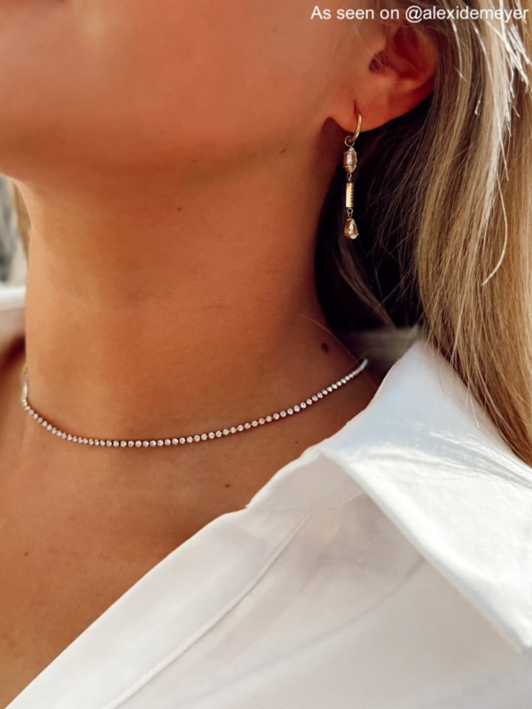 Influencer draagt gouden drops earring