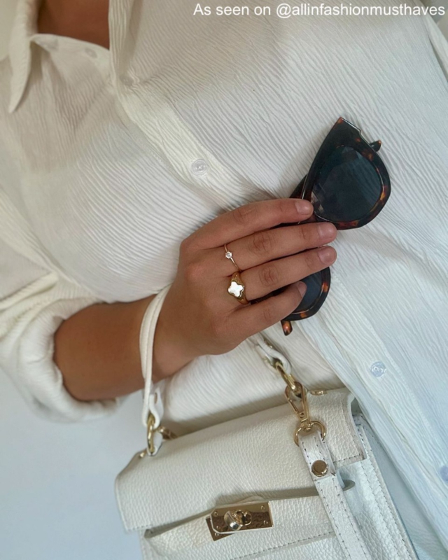 Influencer met gouden ringen