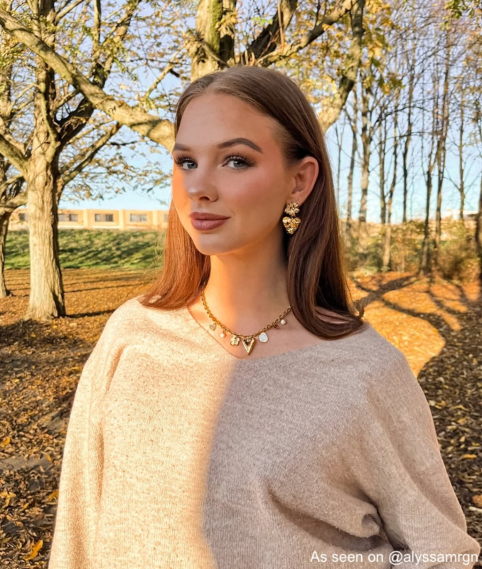 Influencer met dubbele oorbel hartje en bloem 