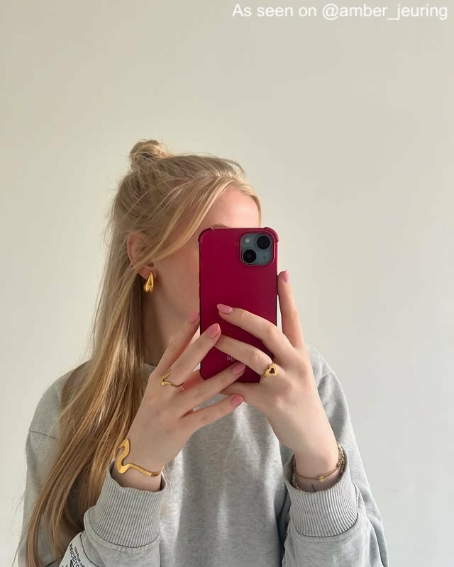 Influencer met gouden Finaste oorbellen. 