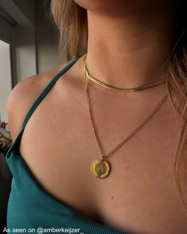Model draagt een gouden Finaste ketting 