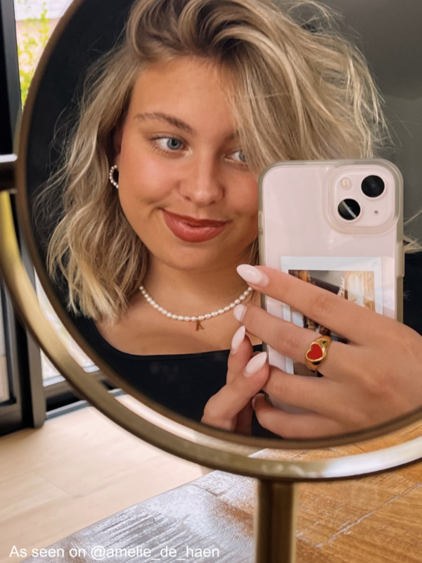 Influencer met parelsieraden