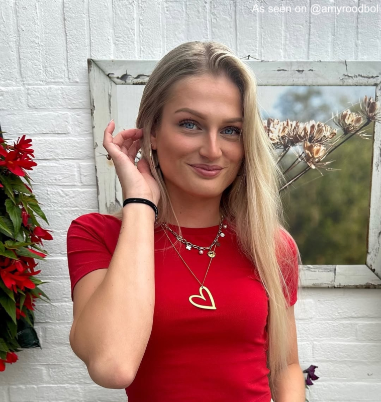 Influencer met charm necklace.