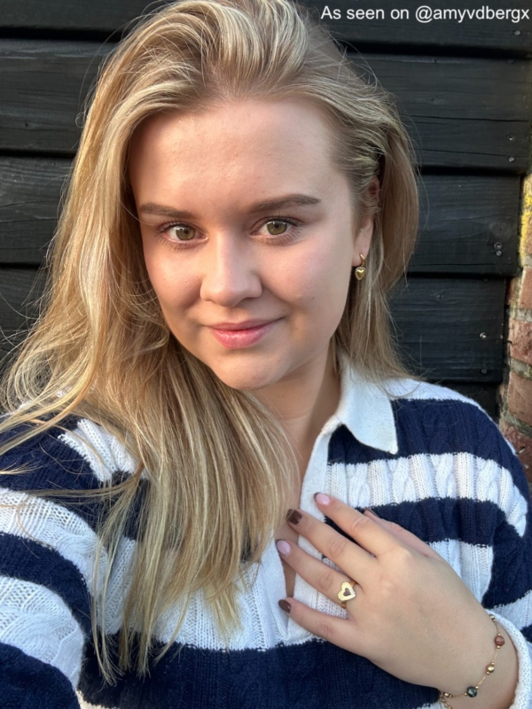 Influencer met gouden ring met hartje