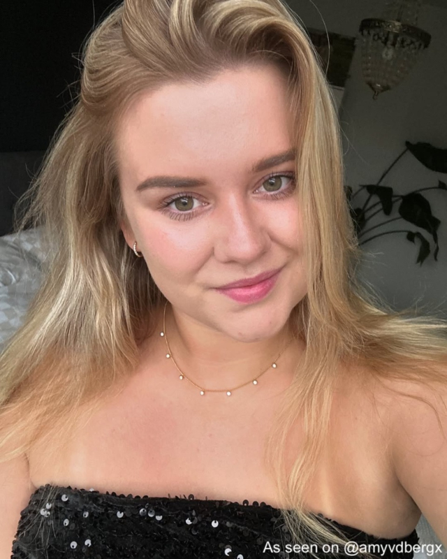 Influencer met gouden sieraden met steentjes