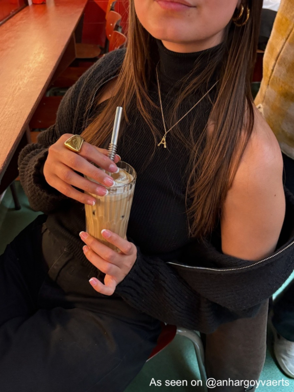 Influencer met gouden sieraden