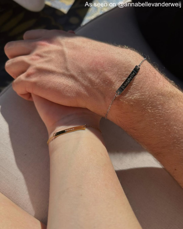 Influencer met graveerbare armbanden