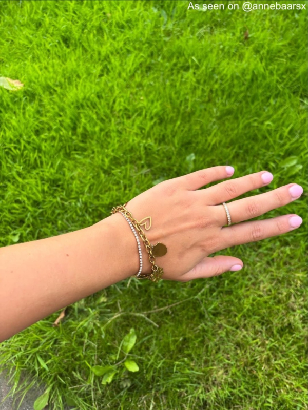 Influencer draagt gouden ring met steentjes 