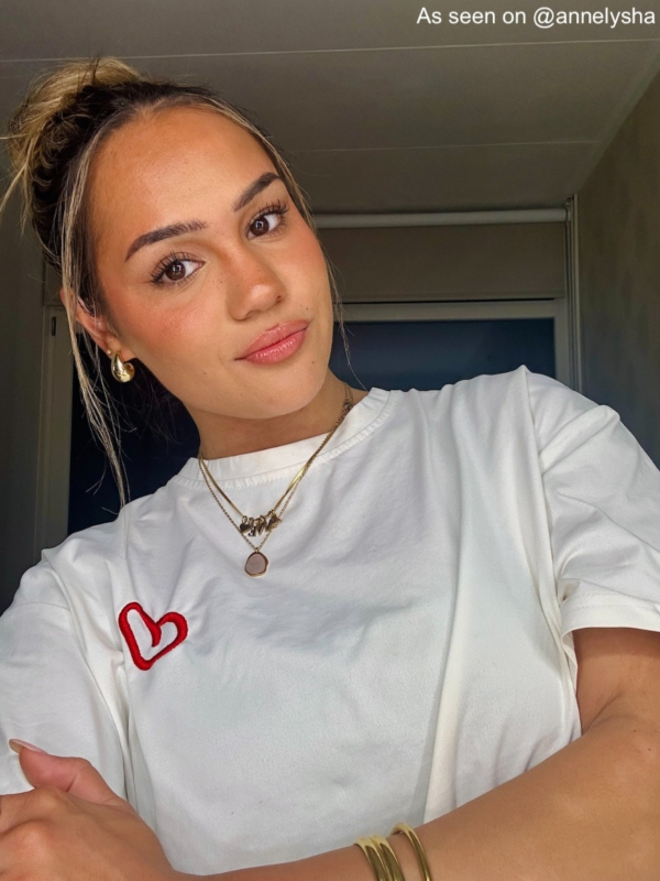 Influencer draagt gouden parelmoer ketting 