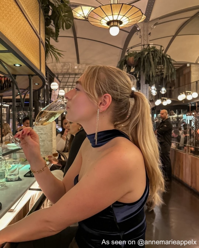 Influencer met shiny kerst sieraden