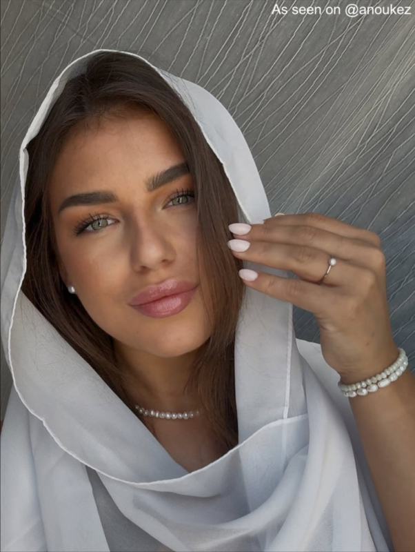 Influencer draagt parel armband