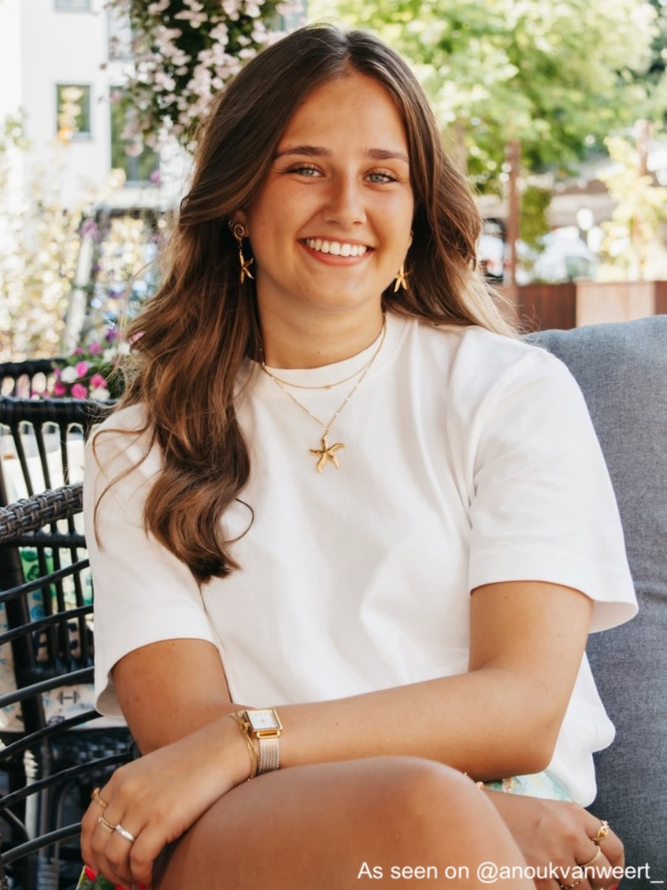 Influencer met oorbellen