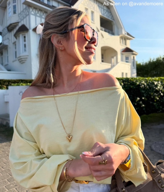 Influencer met lange hart ketting.