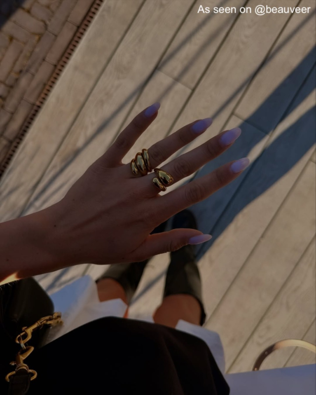 Influencer met gouden ringen van finaste