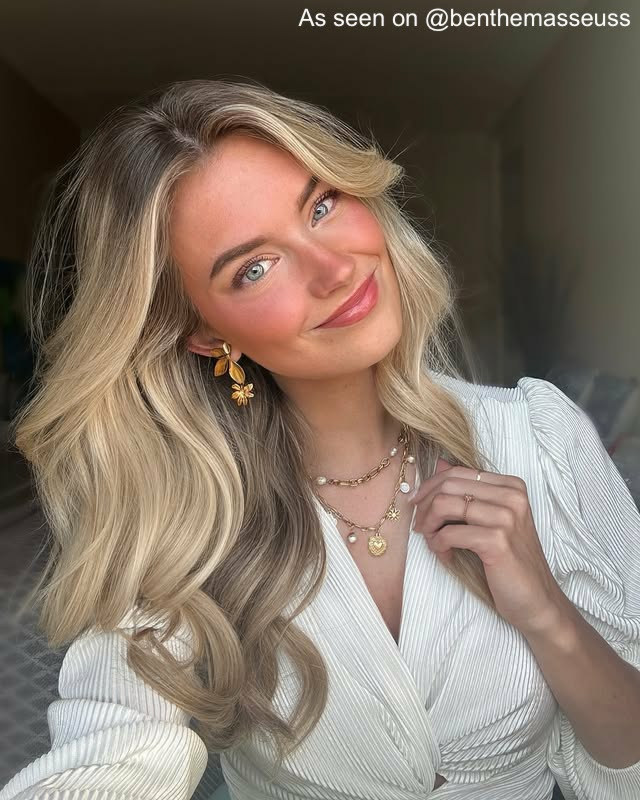 Influencer met gouden oorbellen en 2 kettingen