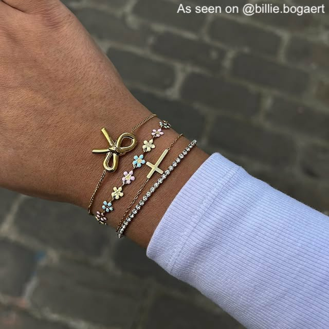 Influencer draagt een gouden armparty