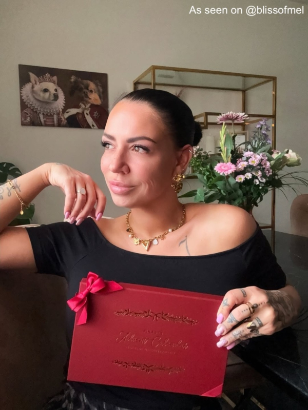 Influencer houdt adventkalender vast en draagt sieraden van de kalender