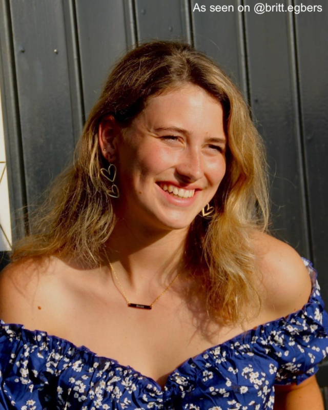 Influencer met gouden sieraden