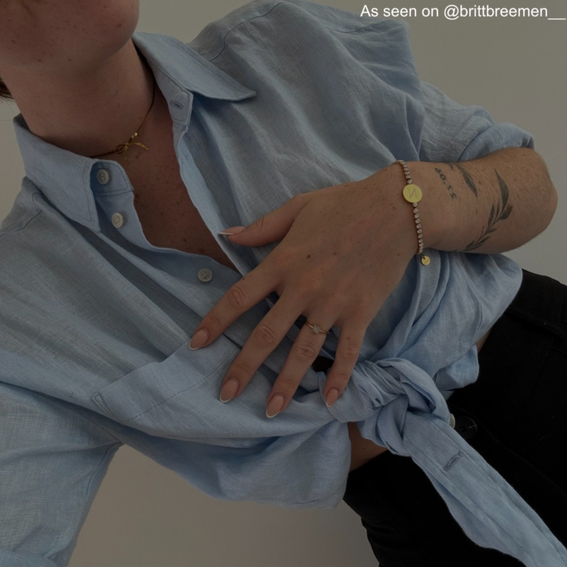 gouden initial armband met blauwe blouse