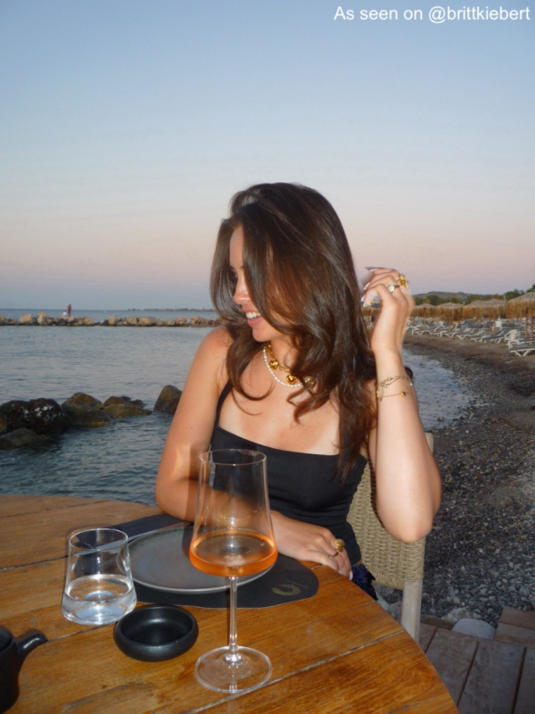 Influencer met meerdere gouden kettingen