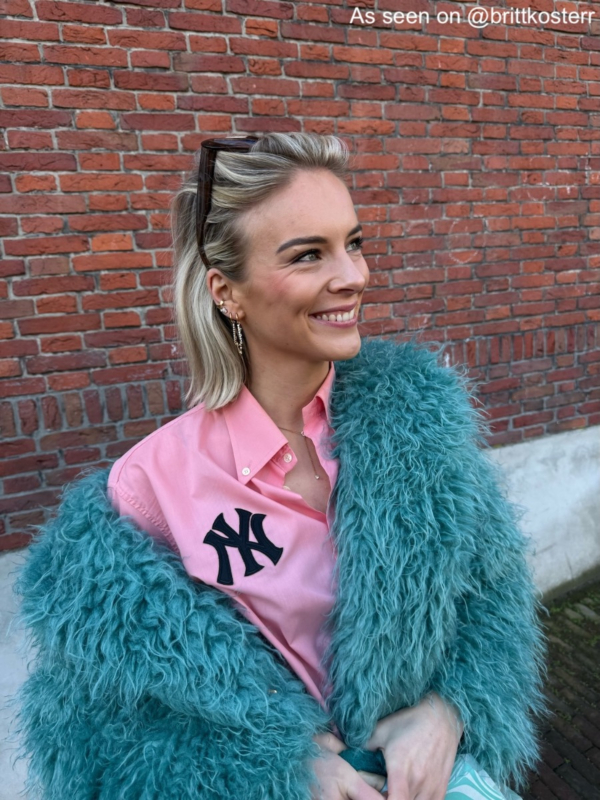 Influencer draagt gouden oorbel