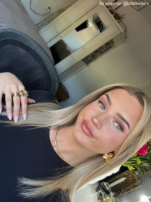 Influencer met bloem oorbellen. 