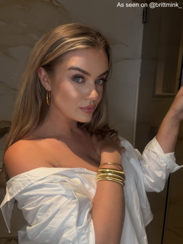 influencer draagt statement gouden bangle