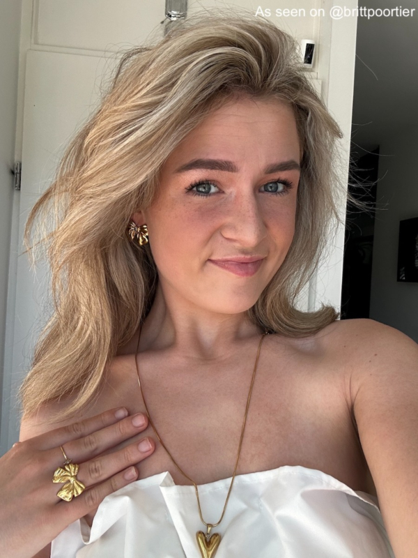Gouden strikjes oorbellen.