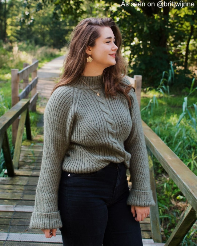 Influencer draagt bloemen oorbellen