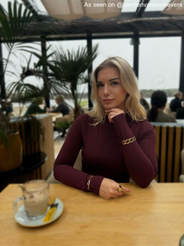 influencer draagt goudkleurige chunky chain bangle