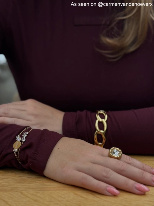 influencer draagt triple gem bracelet goudkleurig
