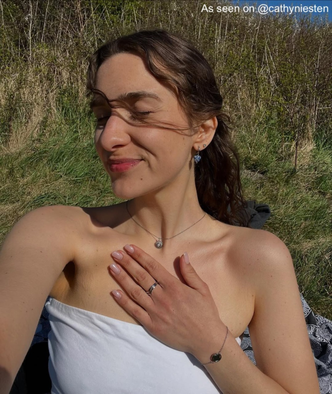 Influencer met zilveren sieraden