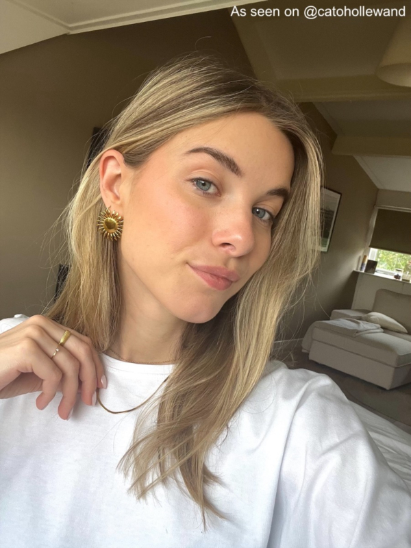 Influencer met gouden zon oorbellen