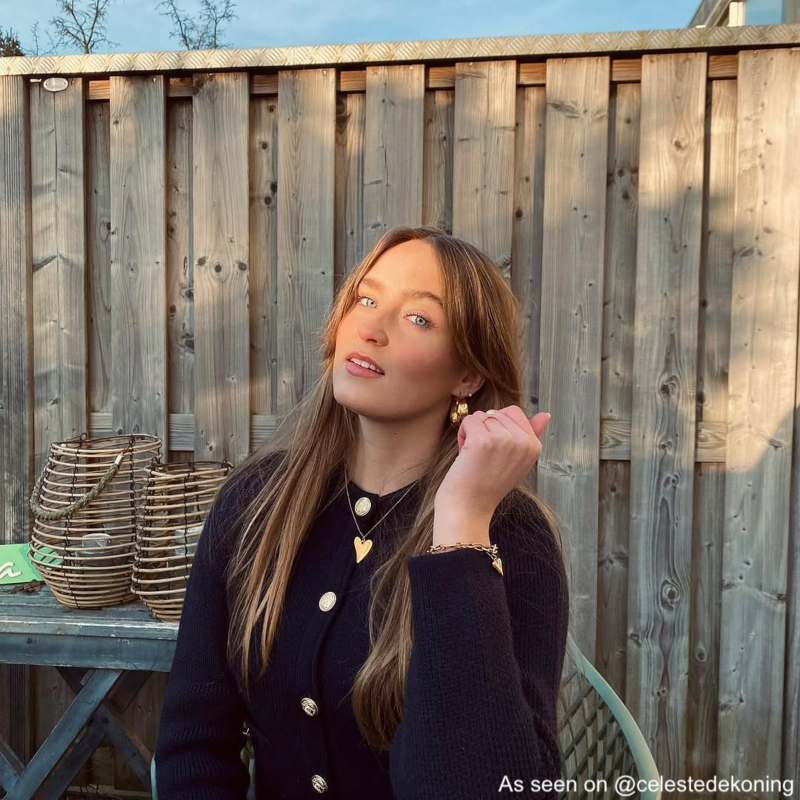 Influencer met hartjes ketting