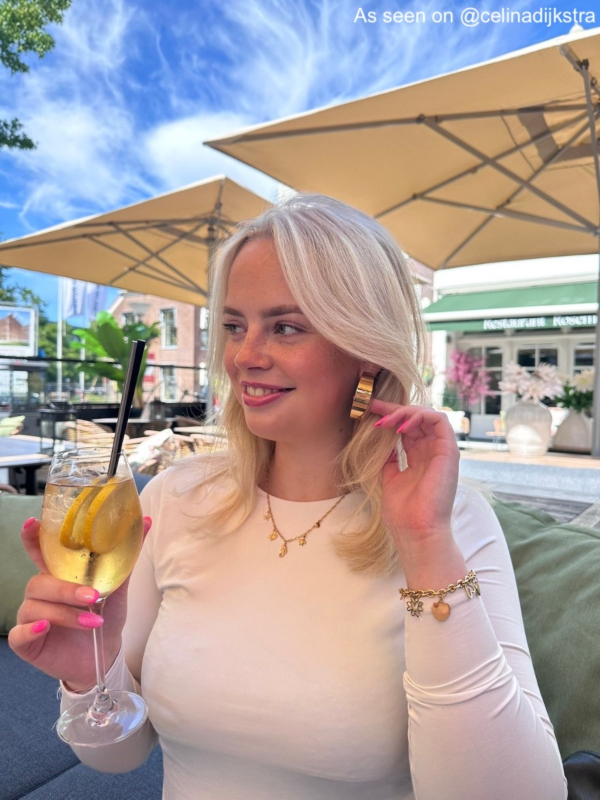 Influencer met gouden sieraden look